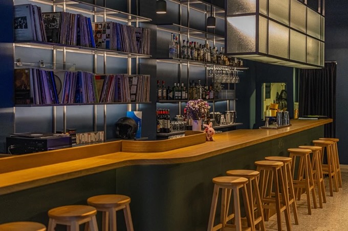 Η σάλα του Bar Diethnes