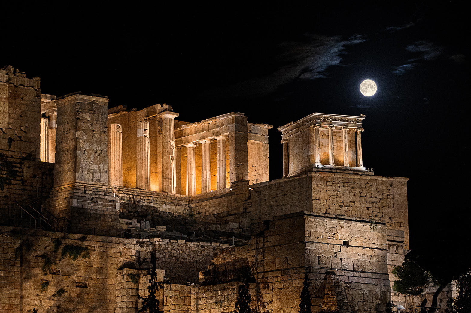 Η Ακρόπολη της Αθήνας κάτω από την αυγουστιάτικη πανσέληνο