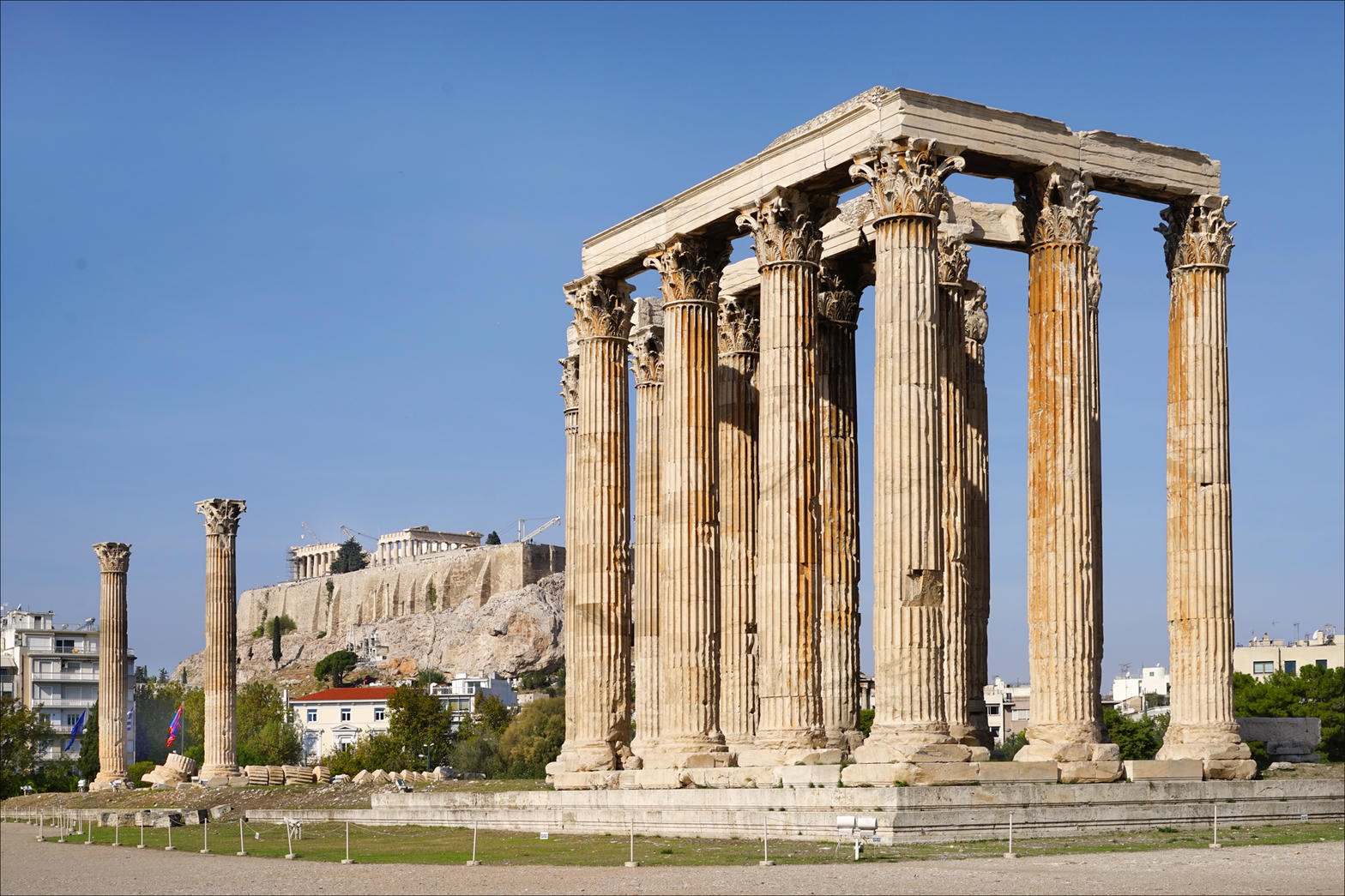 Ο Ναός του Ολυμπίου Διός, ανοιχτός μετά τη δύση του ήλιου την Παρασκευή