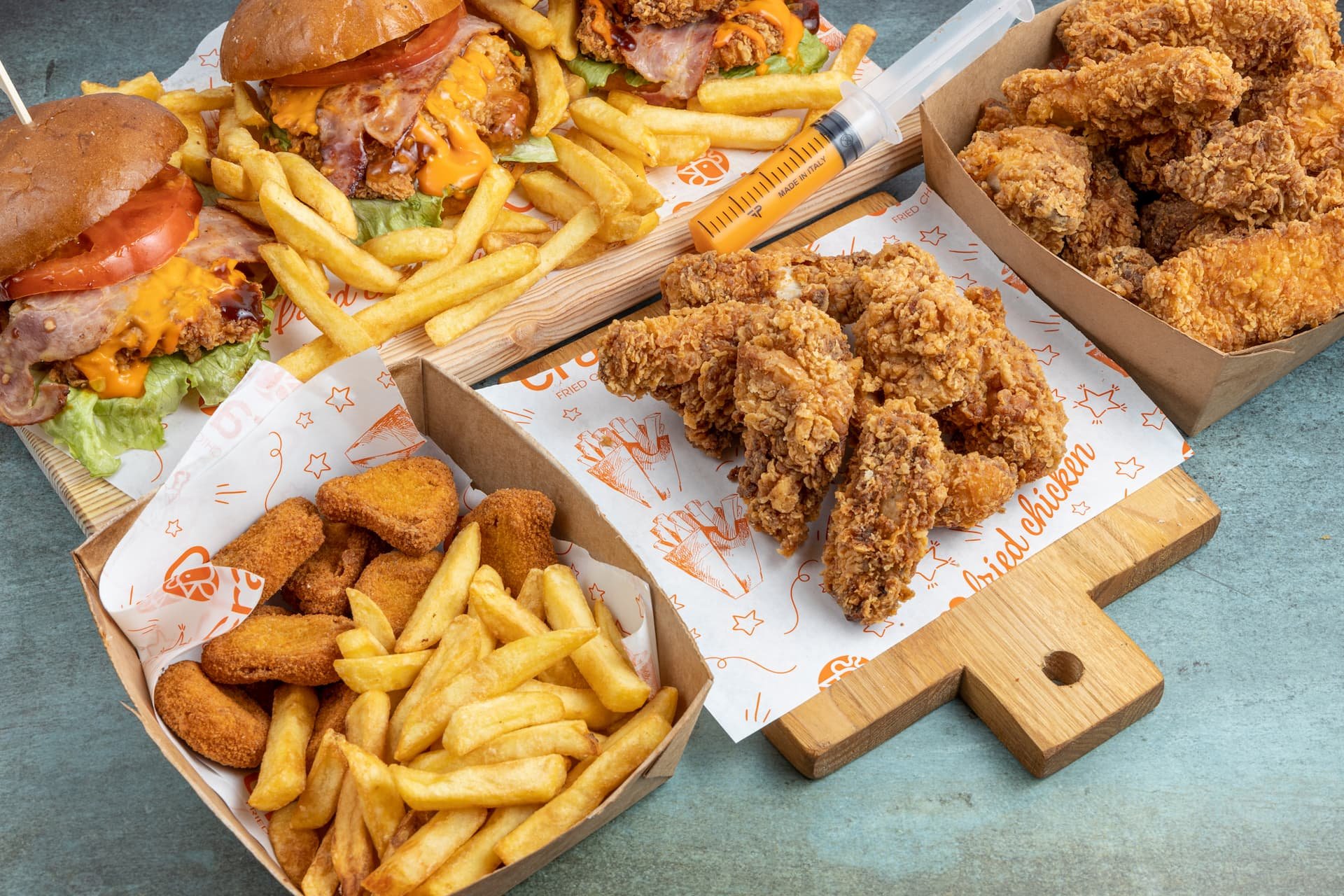 A table at Crats Fried Chicken Νέα Σμύρνη