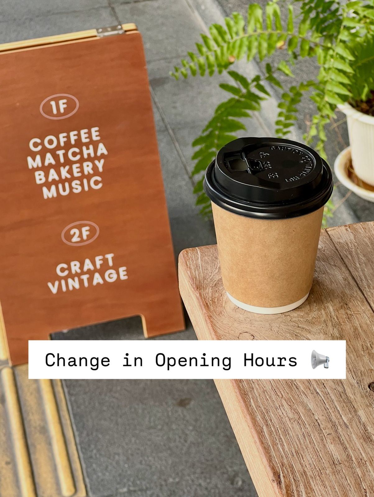 กาแฟบนโต๊ะไม้ที่ Fimue Groove Station