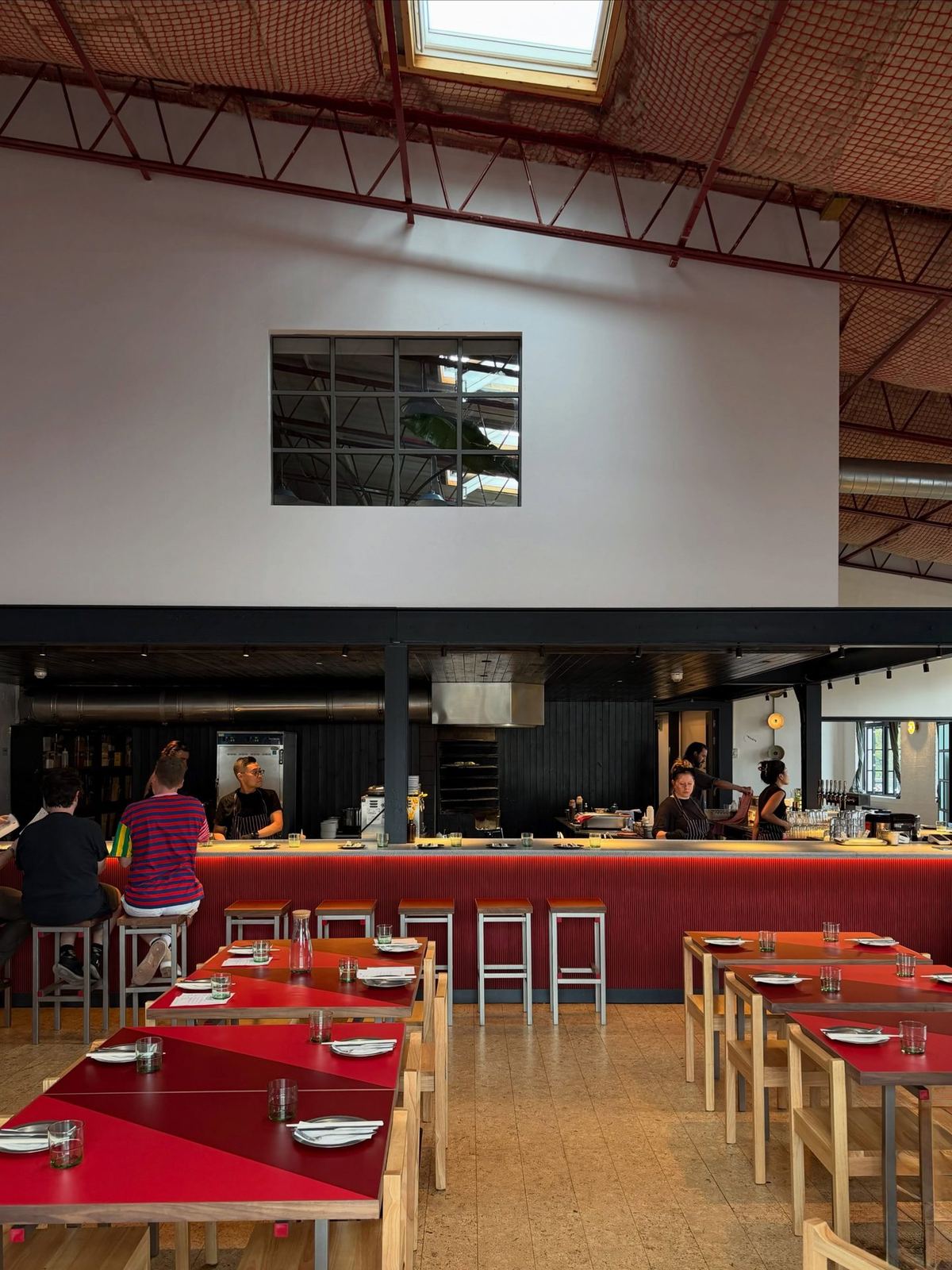 The dining room at Hon’s BBQ