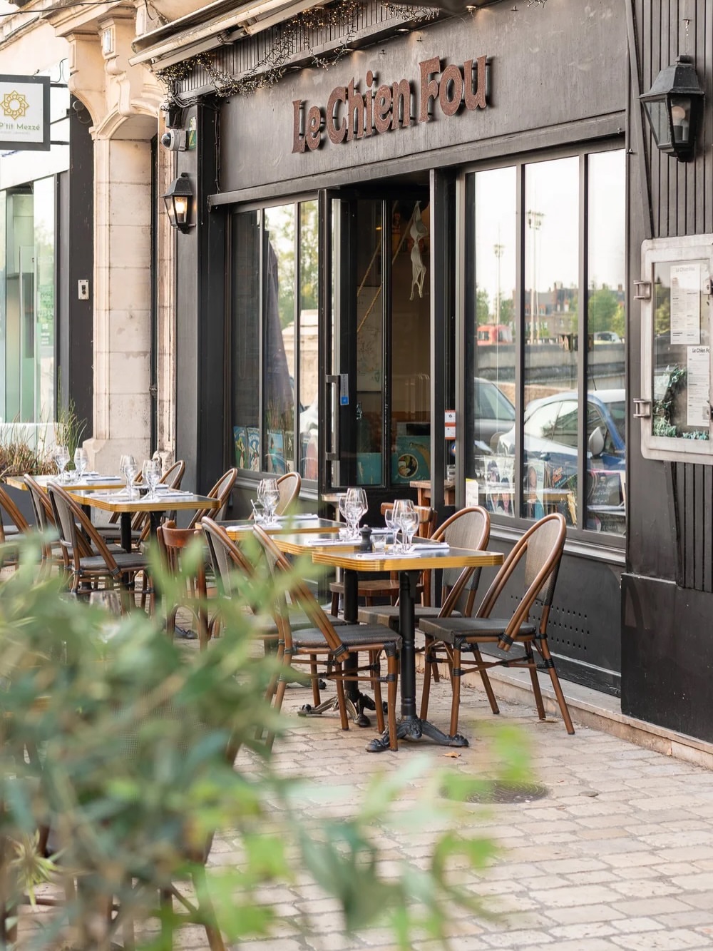 Les tables en terrasse du Chien Fou