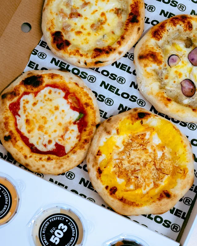 A table at Nelos Pizza