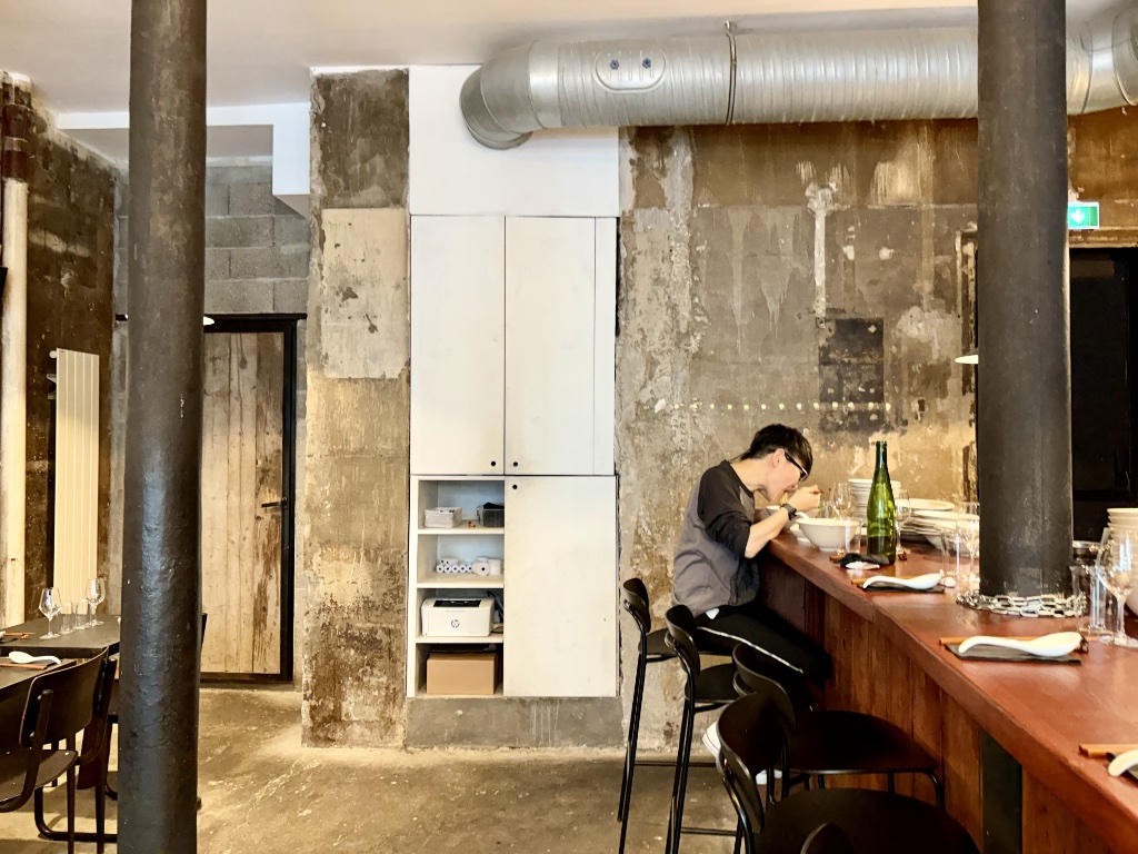 Le comptoir de Toy, le bar à ramen de George Black près de Bastille